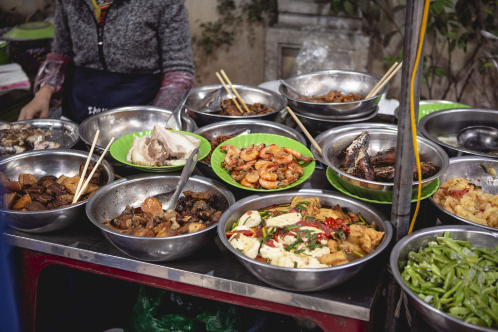 Assortiment de Street Food sur un marché à Hanoï, Vietnam