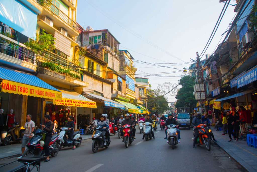 Rue animée par les scooters à Hanoï, Vietnam