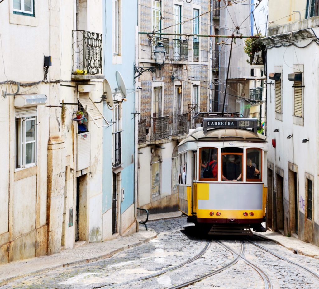 Tram de la ligne 28 dans le quartier d'Alfama à Lisbonne!