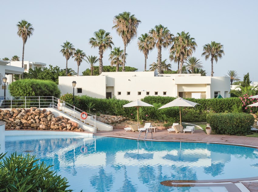 Delfino Beach Resort & Spa 4*, Très belle piscine entourée de palmiers et de transats
Hammamet