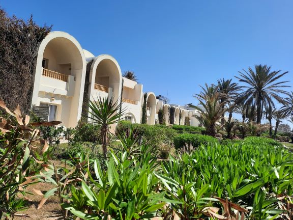 Delfino Beach Resort & Spa 4*, et ses bâtiments blancs nichés au cœur d’une végétation luxuriante à Hammamet