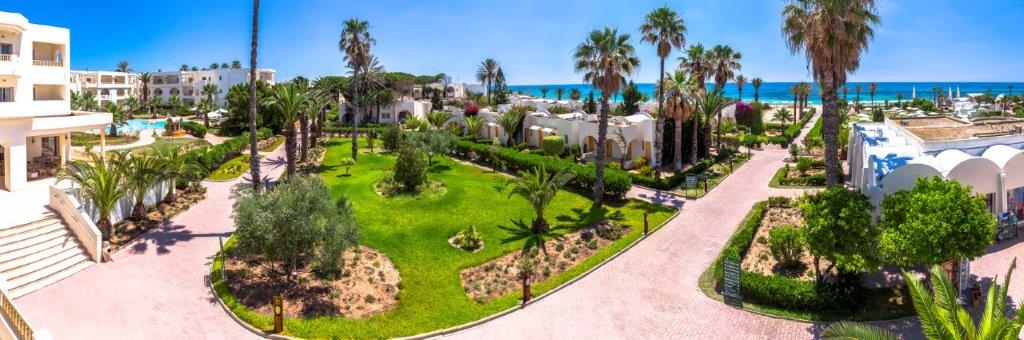 Vue générale du Delfino Beach Resort au style mauresque élégant au cœur d’un sublime jardin
