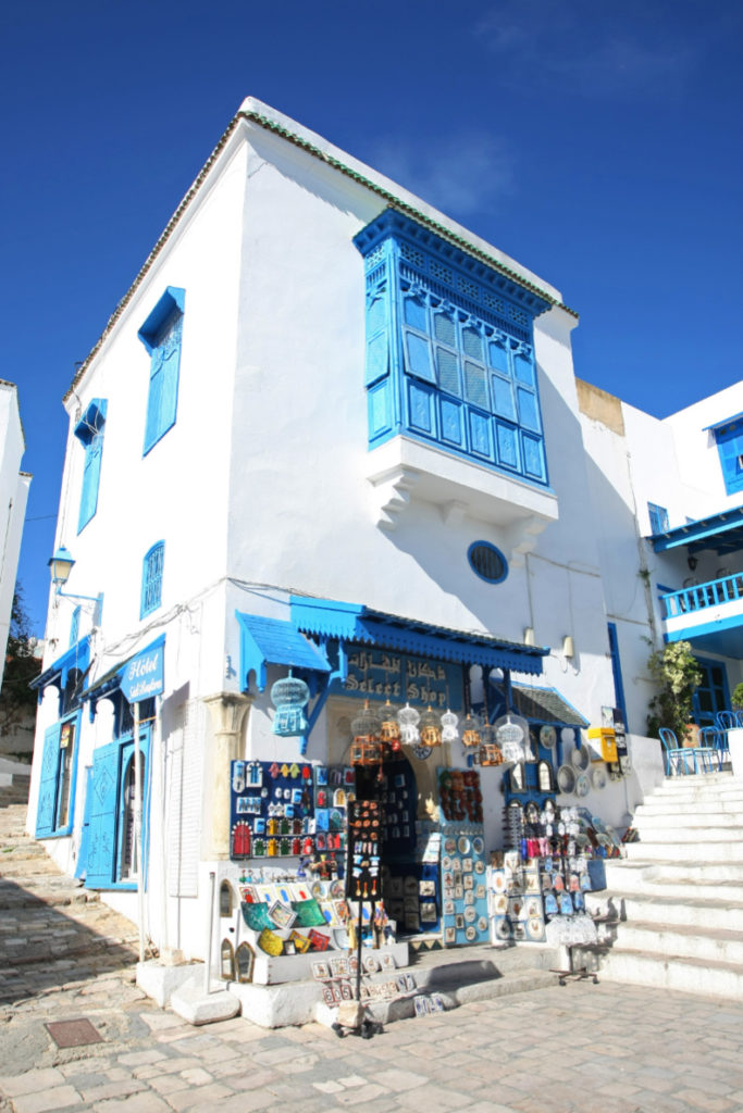 Boutique dans le village de Sidi Bou Saïd avec ses beaux bâtiments blancs et bleus. 

Sidi Bou Saïd, Tunisie