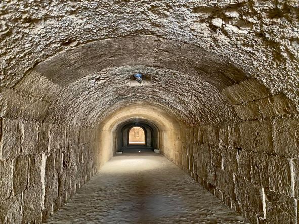 Pièce souterraine, autrefois destinée aux gladiateurs, sous l'arène de l'amphithéâtre d'El Jem, Tunisie