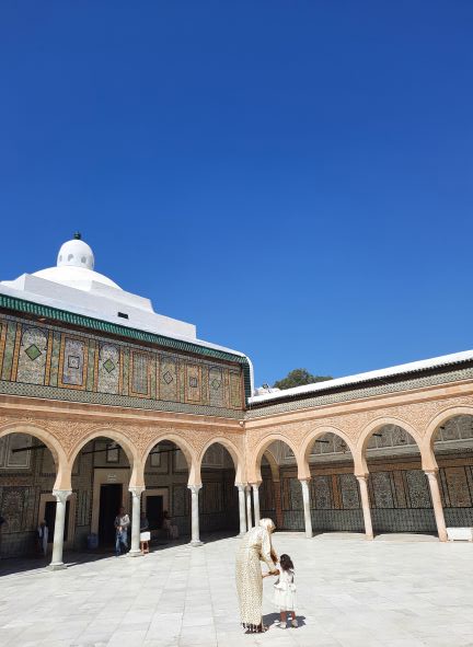 Cour intérieure de la mosquée du Barbier (ou Abou Zamâa al-Balaoui), un trésor à découvrir à Kairouan, Tunisie