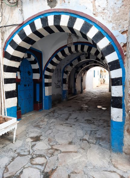 Arcade toute colorée dans les petites rues de la charmante médina de Hammamet, Tunisie