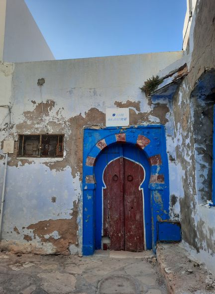 Porte classique de maison dans la médina de Hammamet, Tunisie