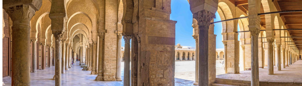 Magnifique perspective des colonnes antiques dans la cours de la grande mosquée de Kairouant qui peut accueillir jusqu'à 5.000 fidèles lors de grands rassemblements. 
Notez que chaque colonne est unique... 