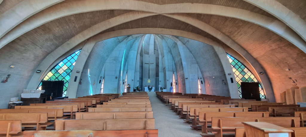 Intérieur de l'église de Nianing au Sénégal